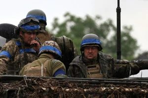 Quân đội Ukraine lái xe bọc thép chở quân. (Ảnh: Anatolii Stepanov / AFP)