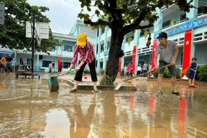 Phòng học ở tầng 1 của Trường Tiểu học Phú Tân (phường Thuận An, TP Huế) bị nước tràn vào khi học sinh đang trong giờ học. Ảnh: Đại Dương