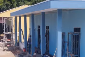 Sân bóng đá của Trường Phổ thông Dân tộc Bán trú Tiểu học - THCS Trà Nam đang hoàn thiện để đưa vào sử dụng khi học sinh tựu trường. 