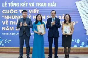 Ông Phạm Ngọc Thưởng, Thứ trưởng Bộ GD&ĐT và nhà báo Triệu Ngọc Lâm - Tổng Biên tập Báo Giáo dục và Thời đại trao giải tập thể cho đơn vị có số lượng bài dự thi đông và đạt chất lượng tốt.