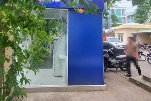 Cây ATM đặt trong trụ sở UBND phường Trần Hưng Đạo. Ảnh. N.