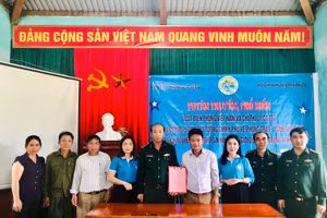 Nhân dân bản Ón xã Thượng Hóa ký kết chấp hành pháp luật 