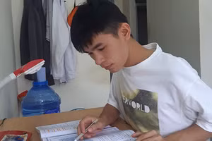 Lò Văn Lâm tranh thủ học bài trong khu ký túc xá. 