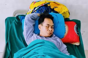 Thầy Nguyễn Đại Đình Nam đang được điều trị tích cực tại Bệnh viện Đa khoa Hà Giang.
