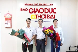 Nhà báo Ngô Sỹ Nha, Phó Trưởng Văn phòng đại diện Báo Giáo dục & Thời khu vực Việt Bắc tặng hoa hai khách mời tham gia buổi Giao lưu trực tuyến.