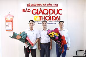 Nhà báo Ngô Sỹ Nha, Phó Trưởng Văn phòng đại diện Báo Giáo dục & Thời khu vực Việt Bắc tặng hoa hai khách mời tham gia buổi Giao lưu trực tuyến.