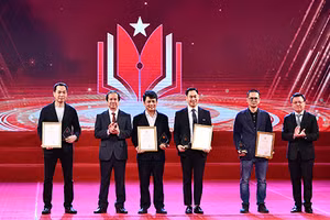 Bộ trưởng Bộ GD&ĐT Nguyễn Kim Sơn và Phó Trưởng ban Tuyên giáo Trung ương, Tổng Biên tập Báo Nhân dân, Chủ tịch Hội Nhà báo Việt Nam Lê Quốc Minh trao giải Cống hiến cho các đơn vị tại Lễ trao giải báo chí toàn quốc 'Vì sự nghiệp Giáo dục Việt Nam' năm 2023.