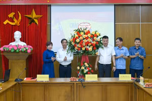 Bộ trưởng Bộ GD&ĐT Nguyễn Kim Sơn tặng hoa chúc mừng Báo Giáo dục và Thời đại nhân kỷ niệm 98 năm ngày Báo chí cách mạng Việt Nam.