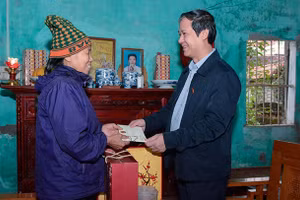 Bộ trưởng Nguyễn Kim Sơn tặng quà động viên nhà giáo Nguyễn Thị Loạt.