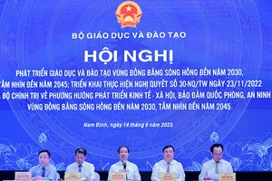 Chủ trì phần tham luận, thảo luận tại Hội nghị (từ trái qua phải ảnh): Phó Chủ nhiệm Ủy ban Văn hóa, Giáo dục của Quốc hội Đặng Xuân Phương; Phó Trưởng Ban Tuyên Giáo Trung ương Vũ Thanh Mai; Bộ trưởng Nguyễn Kim Sơn; Bí thư Tỉnh uỷ Nam Định Phạm Gia Túc; Thứ trưởng Bộ GD&ĐT Hoàng Minh Sơn. 