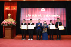 Thứ trưởng Ngô Thị Minh trao Bằng khen của Bộ trưởng, cho 5 học sinh.