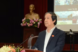 Bộ trưởng Bộ GD&ĐT Nguyễn Kim Sơn trao đổi với cử tri chiều 6/12.