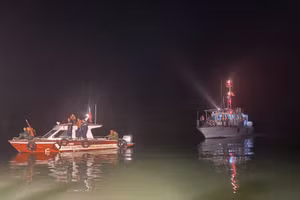 Tìm kiếm cứu nạn vụ máy bay trực thăng rơi.