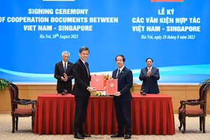 Bộ trưởng Bộ GD&ĐT Việt Nam Nguyễn Kim Sơn và Bộ trưởng Bộ Giáo dục Singapore Chan Chun Sing ký kết Bản ghi nhớ về hợp tác giáo dục trước sự chứng kiến của Thủ tướng hai nước.