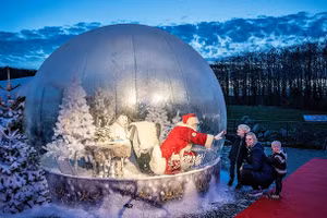 Một ông già Noel ngồi trong "bong bóng ông già Noel" khi bắt đầu mùa Giáng sinh tại Vườn thú Aalborg, giữa lúc dịch bệnh coronavirus (COVID-19) bùng phát, ở Aalborg, Đan Mạch.
