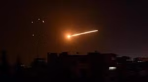 Loạt tiếng nổ vang lên, Syria tuyên bố chặn đứng tên lửa tấn công từ Israel
