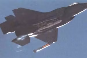 Clip chiến đấu cơ F-35 của Mỹ lần đầu thả bom hạt nhân