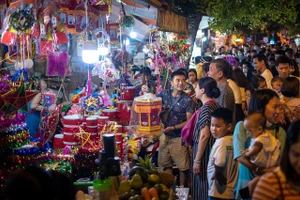 Phố Hàng mã trong dịp Trung thu (Ảnh: Linh Pham/Getty Image).