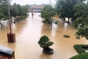 Nhiều trường học ở Huế bị nước lũ “tấn công”. (Ảnh: Báo Tài nguyên môi trường).