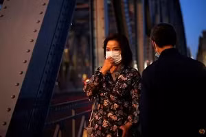 Người dân Trung Quốc đeo khẩu trang phòng dịch.