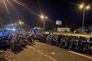 Nhiều thanh thiếu niên cùng xe máy bị cảnh sát bắt giữ rạng sáng 6/12. Ảnh: Minh Hoàng. 