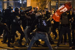 Đụng độ xảy ra giữa người chống và ủng hộ ông Trump.