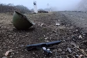 Chiếc mũ rơi bên đường ở khu vực Nagorno – Karabakh. 