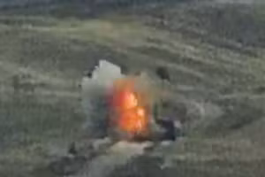 Hình ảnh lực lượng Armenia phá hủy đoàn xe quân sự Azerbaijan