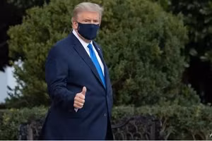 TT Trump trước khi lên máy bay tới bệnh viện quân đội để điều trị Covid-19.