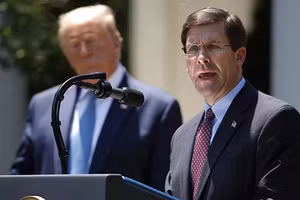 TT Trump và ông Mark Esper (phải).