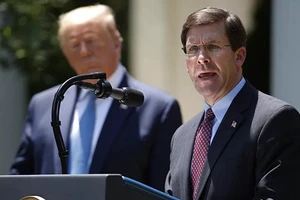 TT Trump và ông Mark Esper (phải).