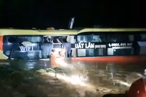 Xe khách bị trôi được cứu nạn thành công. Ảnh: Lê Phi Long