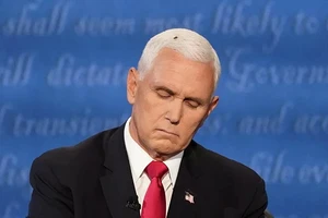 Một con ruồi đậu trên mái tóc Phó TT Mỹ Mike Pence khi tranh luận với Thượng nghị sĩ Kamala Harris.