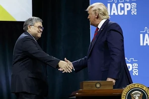 TT Donald Trump và ông William Barr.