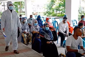 Tại một trung tâm xét nghiệm Covid-19 ở Bangladesh.