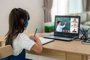 HS học trực tuyến tại nhà.