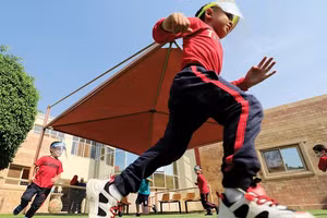 Trẻ em Ai Cập đeo tấm chắn chống dịch khi vui chơi.