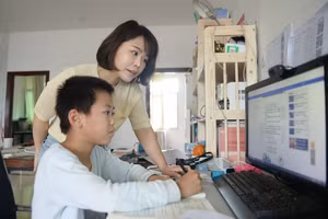 Phụ huynh dạy con học bài.