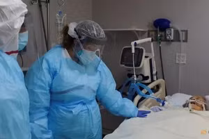 Một phụ nữ từ biệt người mẹ mắc Covid-19 trong bệnh viện ở Mỹ.