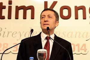 Bộ trưởng GD Ziya Selcuk.