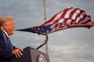 Tổng thống Hoa Kỳ Donald Trump phát biểu trong cuộc mít tinh vận động tranh cử tại Sân bay Cecil ở Jacksonville, Florida