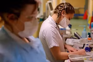 Nhân viên y tế Pháp.