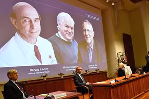 Từ trái qua phải: ôg Harvey J. Alter (người Mỹ), ông Michael Houghton (người Anh, làm việc tại Canada) và ông Charles M. Rice (người Mỹ)