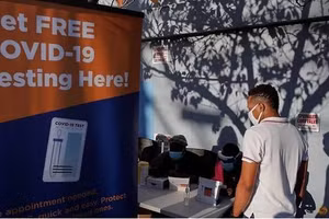 Tại một trạm xét nghiệm Covid-19 tại Mỹ.