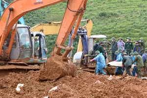Khẩn trương tìm kiếm cán bộ, chiến sĩ bị vùi lấp. (Ảnh: Báo Quân đội nhân dân).
