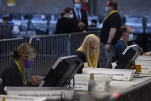 Nhân viên xử lý phiếu bầu cử Mỹ.