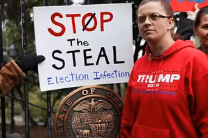 Những người ủng hộ TT Trump mang biển phản đối gian lận bầu cử.