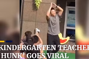 Clip thầy giáo dạy trẻ nhảy múa cùng trẻ mầm non lan truyền mạnh trên mạng xã hội