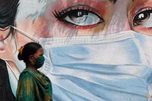 Một phụ nữ Ấn Độ đi trên đường phố.