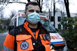 Xe cứu thương phải chờ đợi nhiều giờ bên ngoài bệnh viện ở Ba Lan.